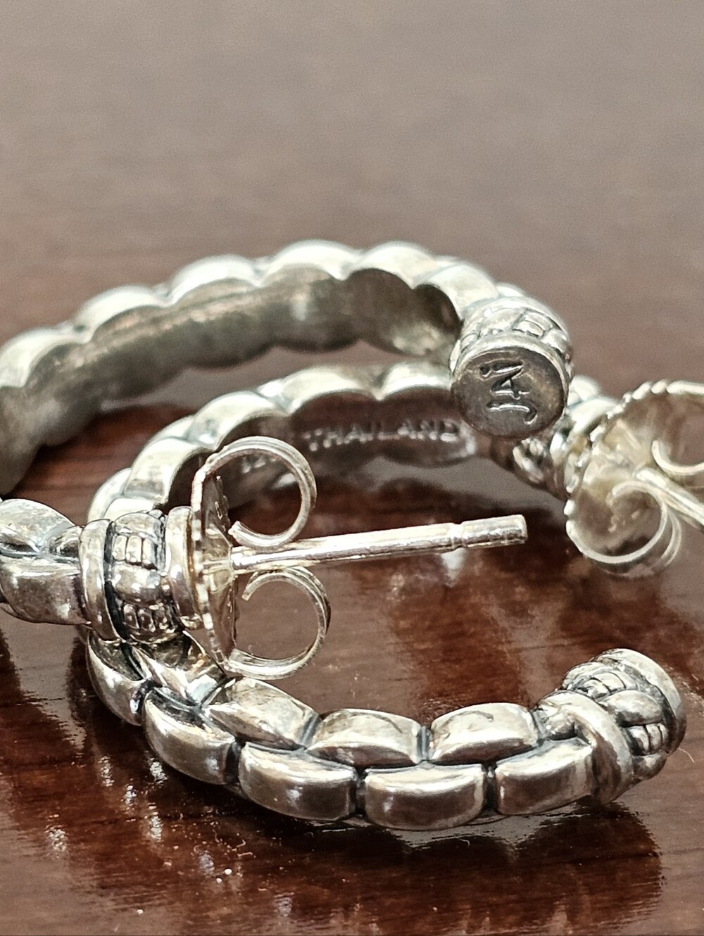 JAI by John Hardy Sterling Silver Textured Integrated Solid Chain Hoops 1” - Picture 4 of 16